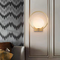 gloedsphere-moderne-wandlampe-runde-glaskugel-1-lichtquelle-gold-schwarz-elegant-wandbeleuchtung-xlumina4