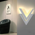 lumiled-v-form-led-wandlampe-minimalistisch-modern-energiesparend-schwarz-weiss-xlumina6