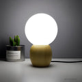 lumiorb-nachttischlampe-holzfuß-rund-design-led-beleuchtung-warmes-licht-xlumina
