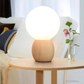 lumiorb-nachttischlampe-holzfuß-rund-design-led-beleuchtung-warmes-licht-xlumina