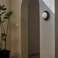 natura-weissholz-minimalistische-wandlampe-elegantes-design-led-beleuchtung-wohnzimmer-schlafzimmer-xlumina4