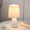 pleatedlight-dimmbarer-tischlampe-glasbasis-gefalteter-stoffschirm-usb-anschluss-elegant-design-xlumina6