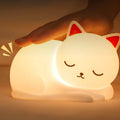 schlafkatze-led-nachtlicht-silikon-lampe-kinder-geschenk-bpa-frei-usb-xlumina